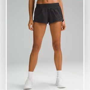 Lululemon Hotty Hot Low-Rise Lined Short 2.5" in black size 6